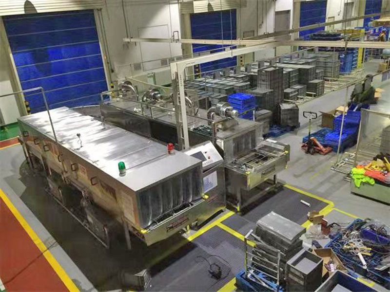 北京客戶U型汽車配件周轉箱清洗烘干機客戶使用現場